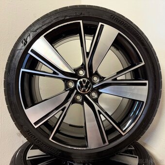 VW GOLF VIII 8 BAKERFIELD 5x112 R18 ET51+LETNÍ 225/40R18 5mm - 9