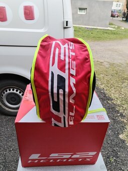Prodám helmu, přilbu na motorku LS2 vel M - 9