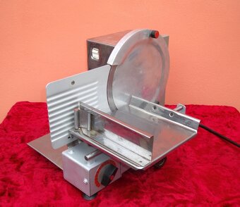 Příslušenství k robotu z ukončené provozovny. Digitální váha - 9