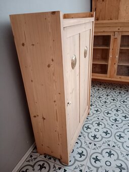 Stará skříňka, potravinka po renovaci - 9