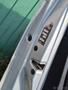 Prodám 2x přední dveře Golf IV stříbrné - 9