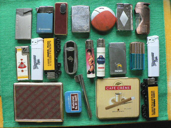 Zapalovače, fil.karty, Slavia-relikvie, odznaky, brožury aj. - 9