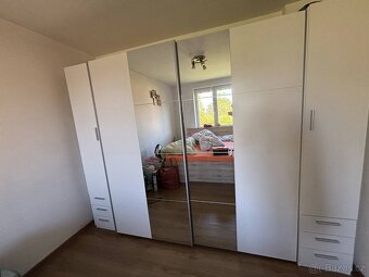 Krásná zánovní ložnicová skříň se zrcadly - 9