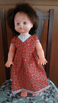 Retro chodička panenka při chůzi otáčí hlavou - 9