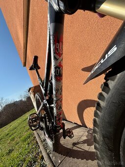 Enduro kolo Focus Sam - DT SWISS ráfky, FOX 34 vidlice, Rock - 9