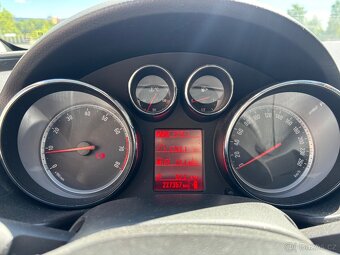 Opel Insignia 2.0 turbo - 9