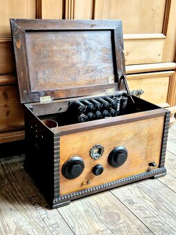 Velké rádio, truhlička, 20 léta, 3 lampovka - 9