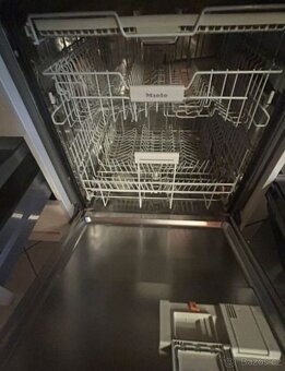 Prostorná venkovská kuchyně s vestavěnými spotřebiči,5594 - 9