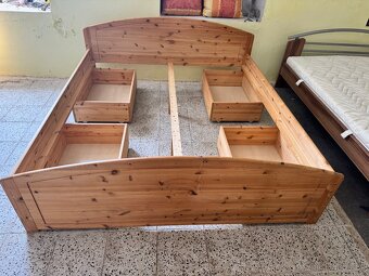 Hezká dřevěná postel-letiště 180x200 se šuplíky - 9