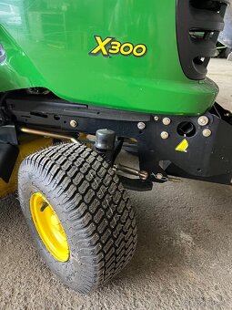 Zahradní traktor John Deere + příslušenství - 9