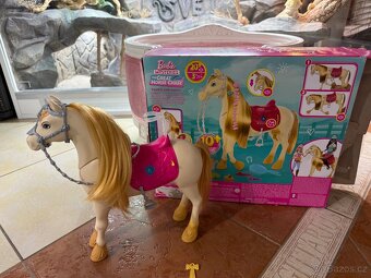 Interaktivní kůň Barbie - 9