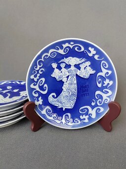 Sada krásných talířů v designu "Den matek" Royal Copenhage - 9