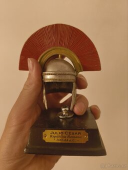 Sběratelské miniatury historických přileb (17 kusů) - 9