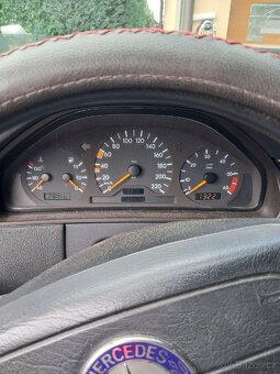 Mercedes E 220 D - 9