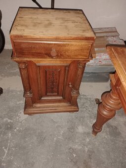 Starý stůl a skříňka - 9