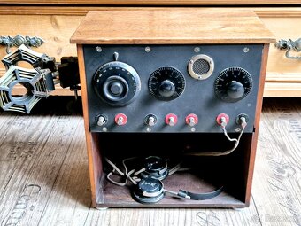 Staré rádio včetně sluchátek, Francie, rok 1923 - 9