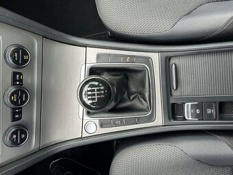 VW Golf 1,4 tsi Variant 92 Kw Lounge Tažné Xenony Webasto - 9