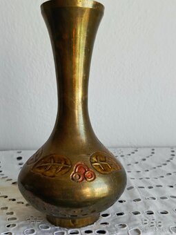 MOSAZNÁ VÁZA S TEPANÝM VZOREM - INDIE - 18 CM - 9