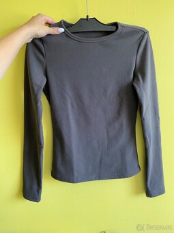Různá trička, halenky, krátké mikiny - VELKÝ VÝBĚR - 9
