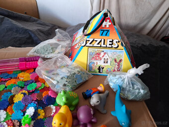 Prodám soubor starších hraček,tiskátek,her,stavebnic apod. - 9