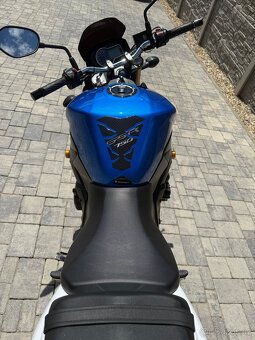 Suzuki GSR 750 - 9
