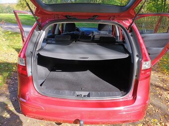 Hyundai i30 CW 1.6Crdi combi 66kw /nová TK/tažné zařízení/ - 9