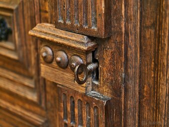 Vlámská renesanční skříň z dubu s bohatou řezbou - 9