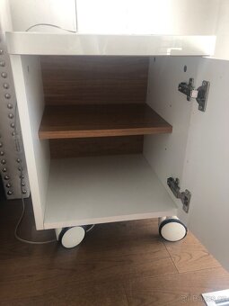 Velká komoda a dva noční stolky na kolečkách - 9