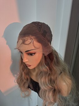 Kudrnatá dlouhá blond ombre paruka s krajkou vpředu 7152 - 9
