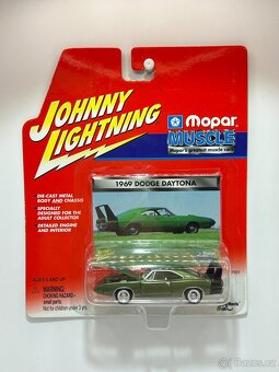 Modely 1:64 Johnny Lightning - 9