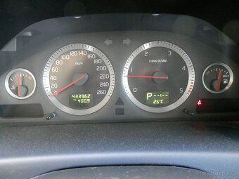 Volvo V70 2.4D5 Automat, Polokůže, Xenon - 9