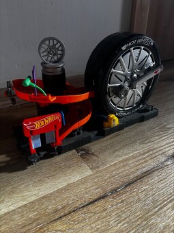 Hot Wheels sada (el. autodráha + hrací foplňk - 9