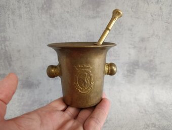 Starý malý mosazný hmoždíř se lvem a tloukem - 9