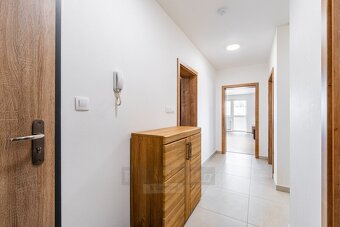Pronájem bytu 3+kk (88 m²) s parkovacím stáním a sklepem – T - 9