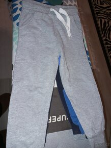 11 kusů hlapecké tepláčky+trička vel.98-104 - 9