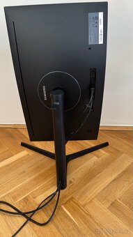 Samsung C24FG73 – 24″ 144 Hz, zakřivený QLED (VA), pivot - 9
