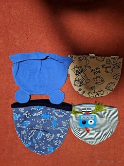 Chlapecké čepice, rukavice, punčocháče a bačkory. - 9