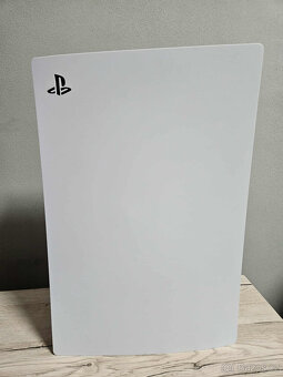 PlayStation 5 s mechanikou + God of War + stylový stojan - 9