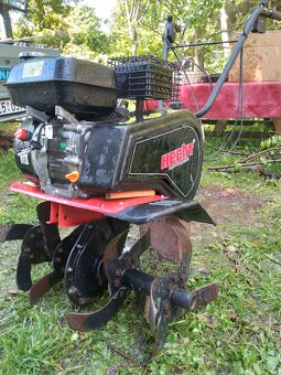 Kultivator Hecht 795 na srovnání pozemku. - 9