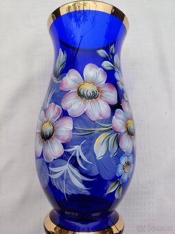 Modrá skleněná váza s bílo-béžovými květy - 9