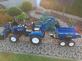 Šlapací traktor New Holland s nakladačem a rypadlem - 9