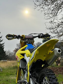 Suzuki RM-Z 250 (2025) – TOP STAV, 11,1 mth - 9