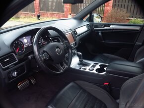 VW Touareg, 3.0 TDI R-line 193kW / Panorama / po servisu - 9