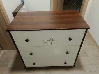 Postýlka a komoda - 9