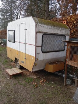 Karavan, obytný přívěs s papírama. - 9