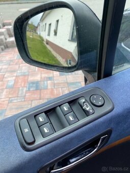 Lancia Phedra, 2,2 JTD, 125kW, 7 míst, modrý kožený interiér - 9