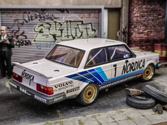Volvo 240 Turbo 1:18 AutoArt - 9