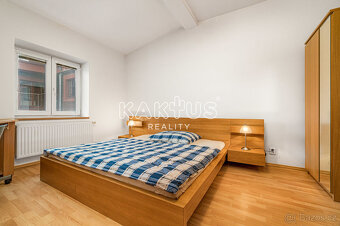 Pronájem zařízeného podkrovního bytu 3+kk (125 m2), ulice Šk - 9