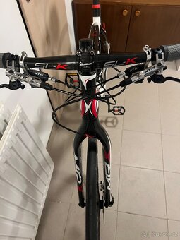 Full karbonové kolo s pevnou karbonovou vidlí. Kompletně na - 9