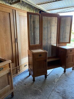 Šatní skříně, toaletka, noční stolek, 2x postel - 9
